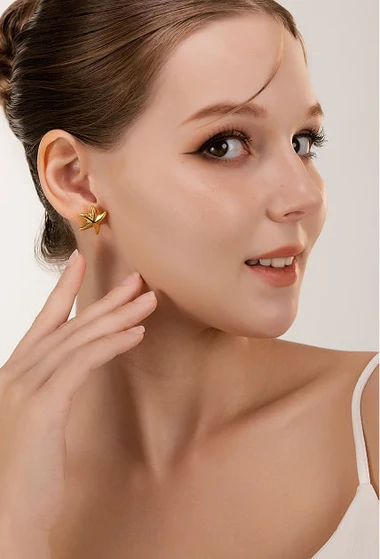 Gold star earring